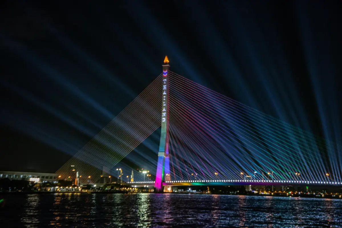 “วิจิตร แสงแห่งสยาม" สีสันยามค่ำคืนที่สะพานพระราม 8