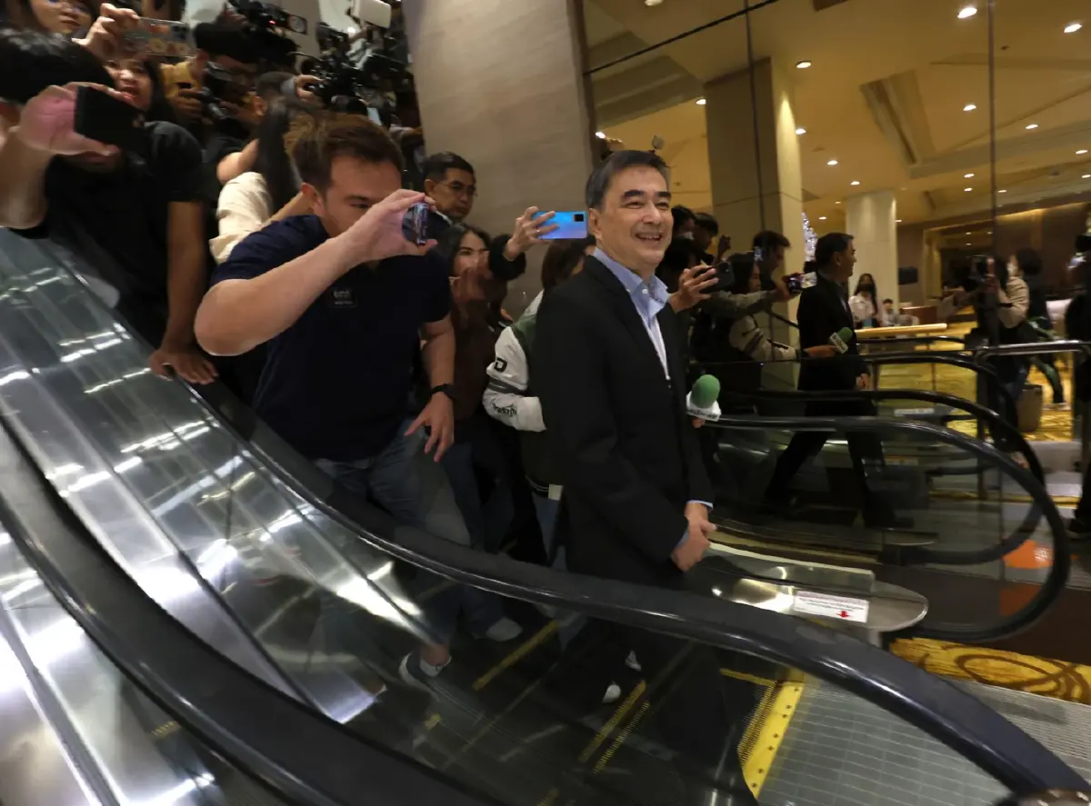 ชิงหัวหน้าพรรคปชป. เดือด อภิสิทธิ์ลาออกจากพรรค เดินออกห้องประชุมทันที!