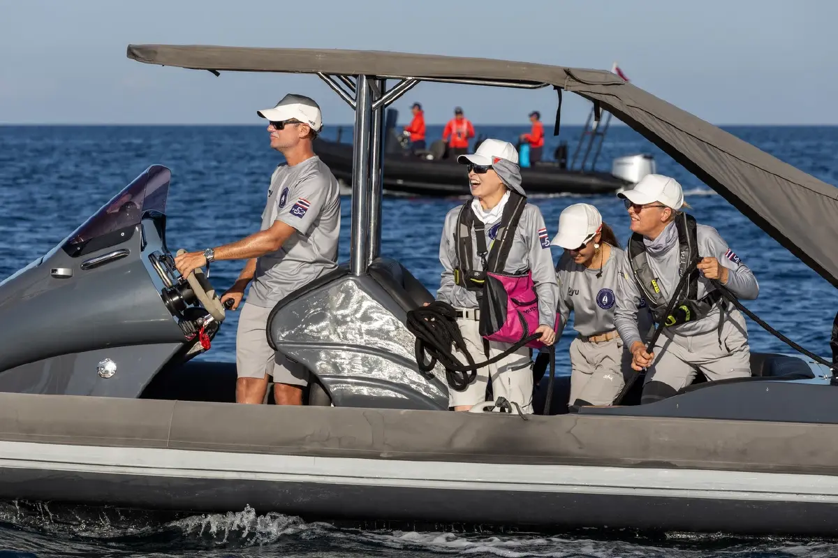 ราชินีทรงร่วมการแข่งขันในทีมเรือใบภูเก็ตคิงส์คัพรีกัตต้าฯ