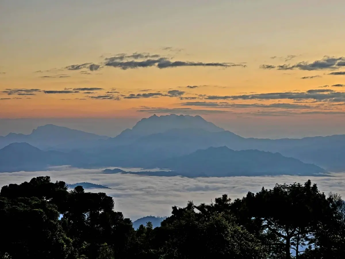 นักท่องเที่ยวล้นอุทยานฯห้วยน้ำดังรอรับเคาท์ดาวน์ปี67