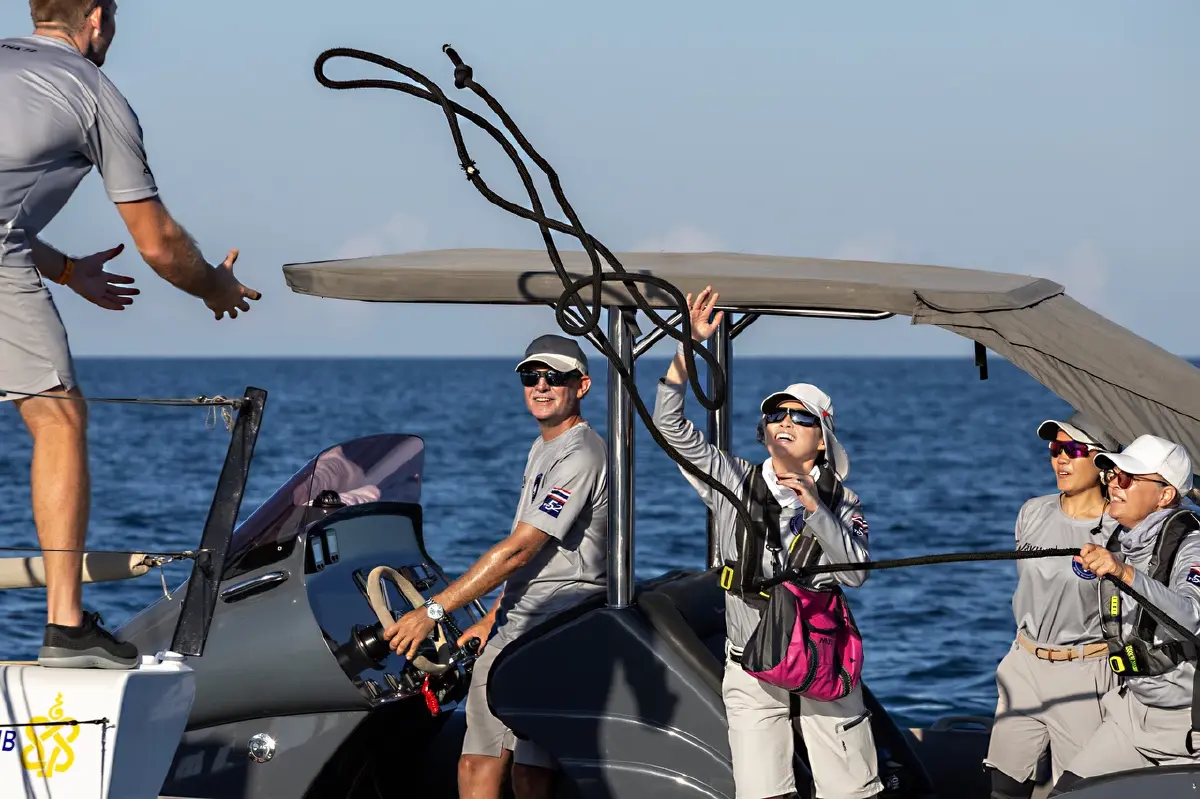 ราชินีทรงร่วมการแข่งขันในทีมเรือใบภูเก็ตคิงส์คัพรีกัตต้าฯ