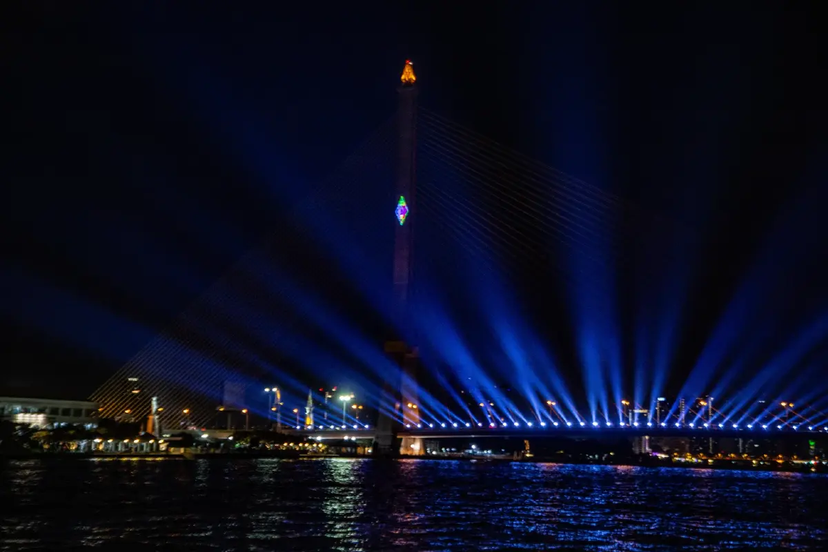 “วิจิตร แสงแห่งสยาม" สีสันยามค่ำคืนที่สะพานพระราม 8