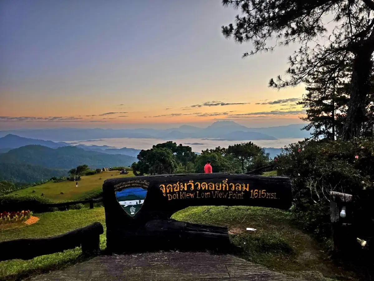 นักท่องเที่ยวล้นอุทยานฯห้วยน้ำดังรอรับเคาท์ดาวน์ปี67