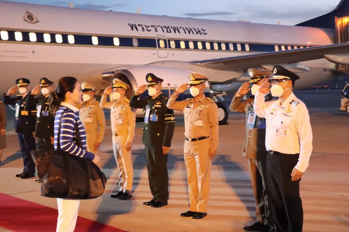 ราชินีทรงร่วมการแข่งขันในทีมเรือใบภูเก็ตคิงส์คัพรีกัตต้าฯ