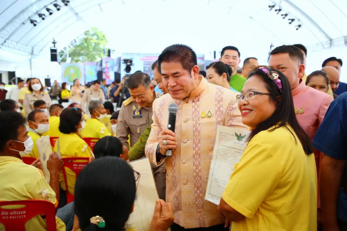 ธรรมนัส มอบโฉนดเพื่อการเกษตร ชี้ นำเอกสารใช้ประโยชน์ สร้างมูลค่าเพิ่มได้