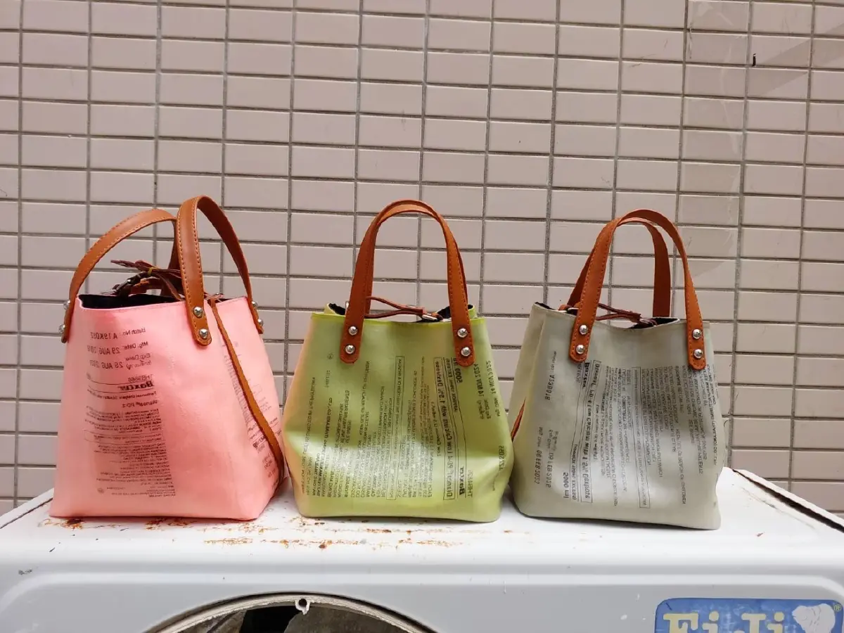 Upcycling ถุงน้ำยาล้างไต ตัวอย่างแฟชันยุคยั่งยืน เท่ห์ด้วยช่วยโลกได้