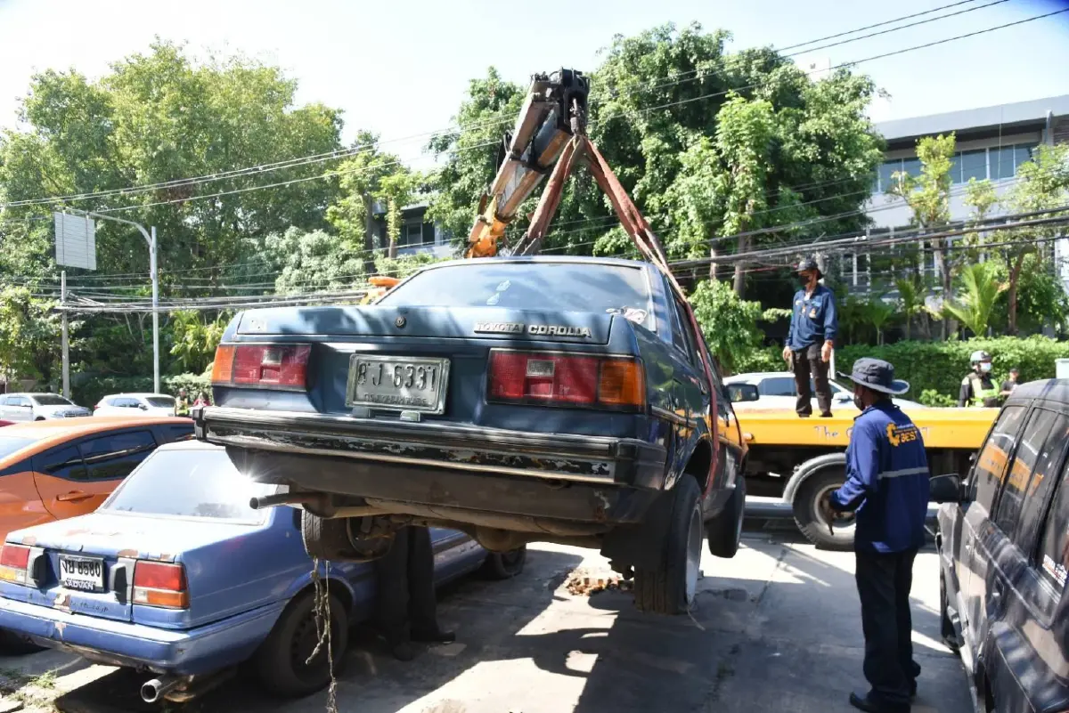 ย้ายซากรถจอดทิ้งร้างกลางกรุง สถิติ 5 ปี จอดทิ้ง 1,399 คัน