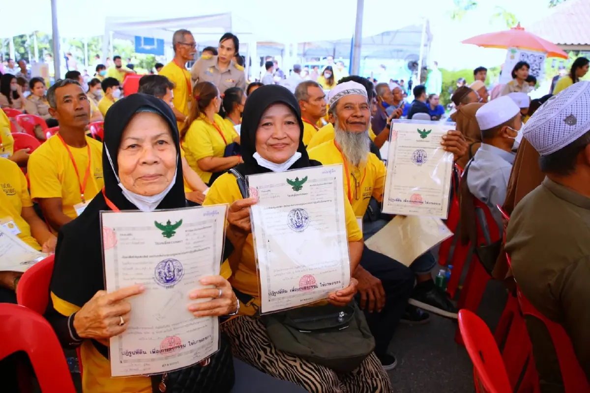 ธรรมนัส มอบโฉนดเพื่อการเกษตร ชี้ นำเอกสารใช้ประโยชน์ สร้างมูลค่าเพิ่มได้