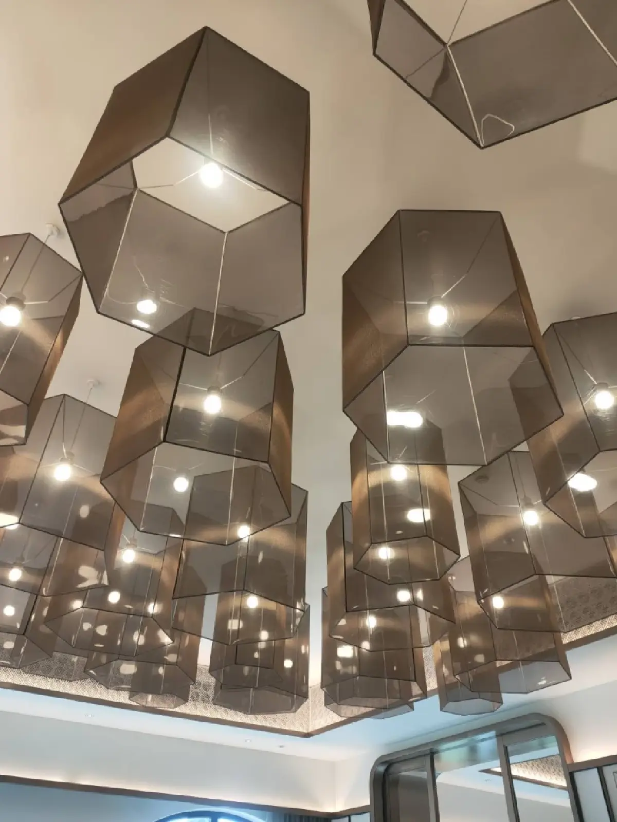 โคมไฟที่นำเทศกาลยี่เป็งมาถ่ายทอดผ่านโคมไฟล้านนาแบบร่วมสมัย