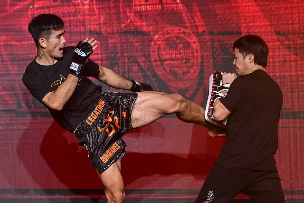 "บอสชาตรี" นำทัพนักแสดง-นักกีฬา ONE มอบของขวัญแฟนมวยรับศักราช 2567