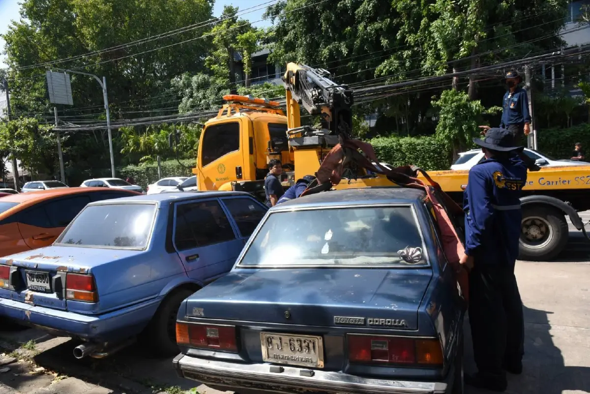 ย้ายซากรถจอดทิ้งร้างกลางกรุง สถิติ 5 ปี จอดทิ้ง 1,399 คัน