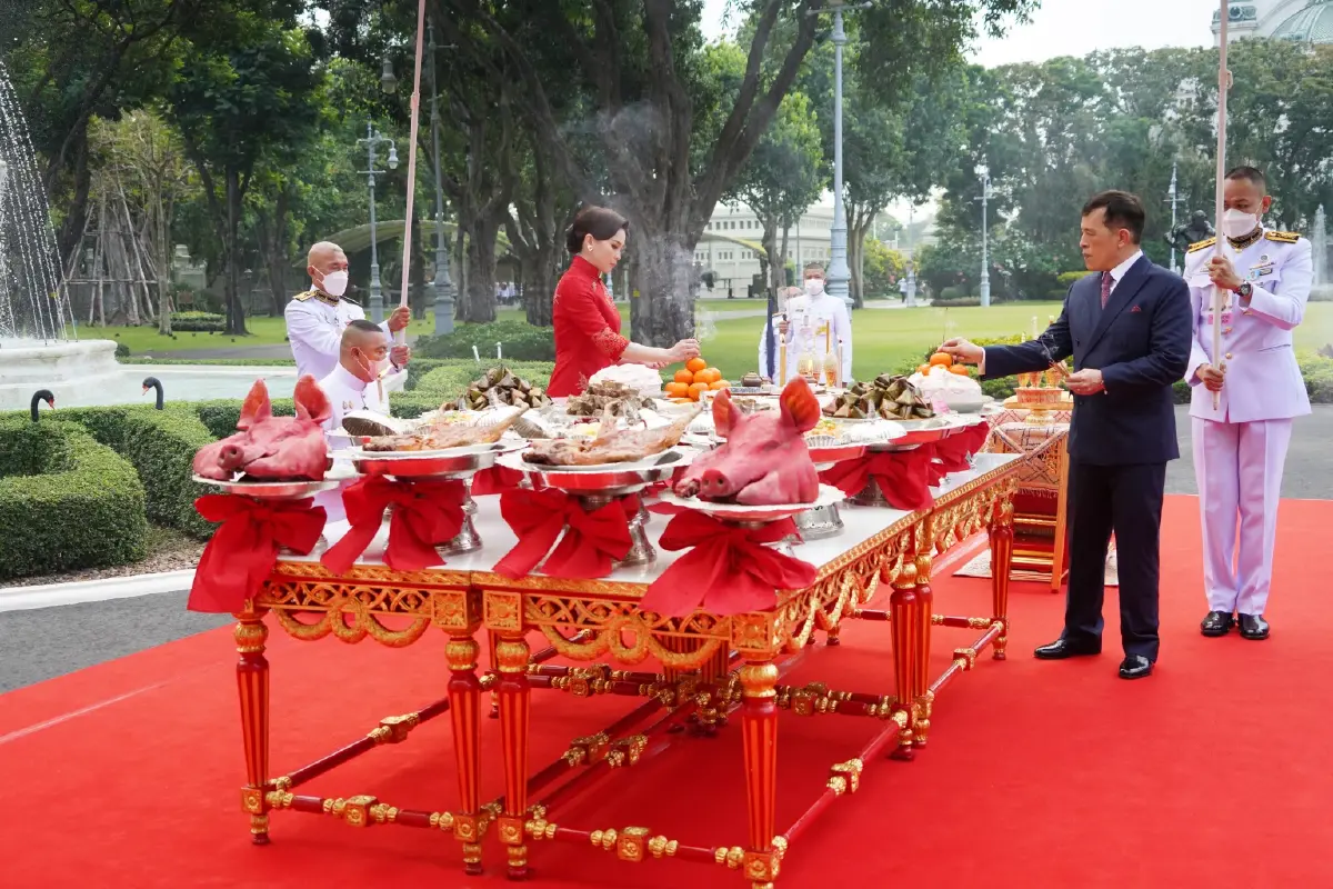 ในหลวง พระราชินี ทรงประกอบพิธีสังเวยพระป้าย เทศกาลตรุษจีน 2567