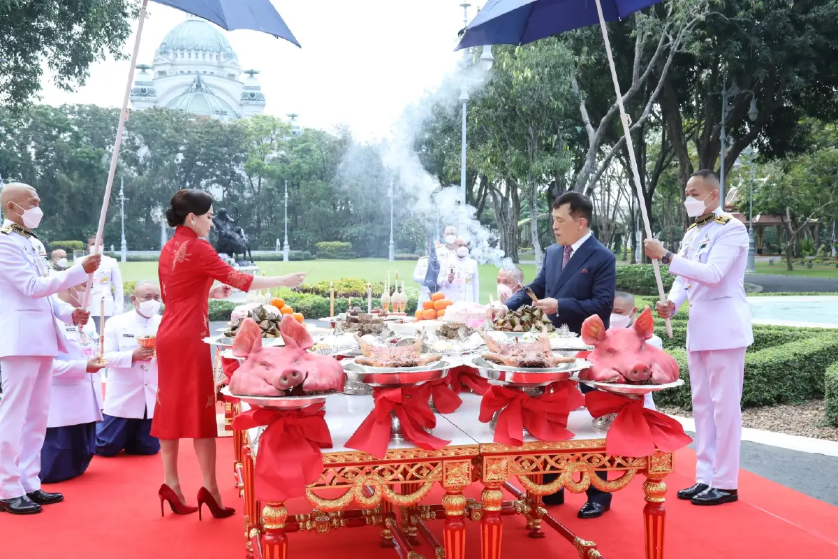 ในหลวง พระราชินี ทรงประกอบพิธีสังเวยพระป้าย เทศกาลตรุษจีน 2567