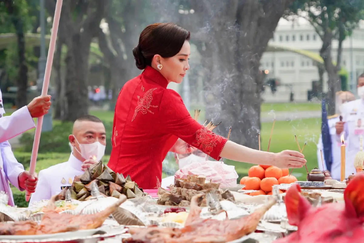 ในหลวง พระราชินี ทรงประกอบพิธีสังเวยพระป้าย เทศกาลตรุษจีน 2567