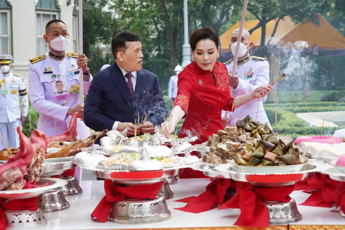 ในหลวง พระราชินี ทรงประกอบพิธีสังเวยพระป้าย เทศกาลตรุษจีน 2567