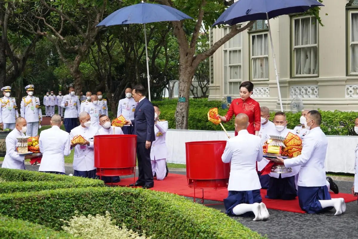 ในหลวง พระราชินี ทรงประกอบพิธีสังเวยพระป้าย เทศกาลตรุษจีน 2567