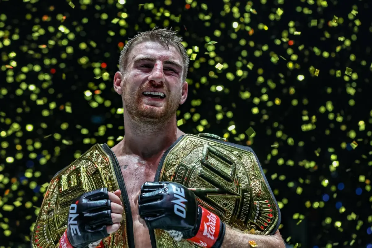  โจนาธาน แฮ็กเกอร์ตี แชมป์โลกมวยไทย รุ่นแบนตัมเวต