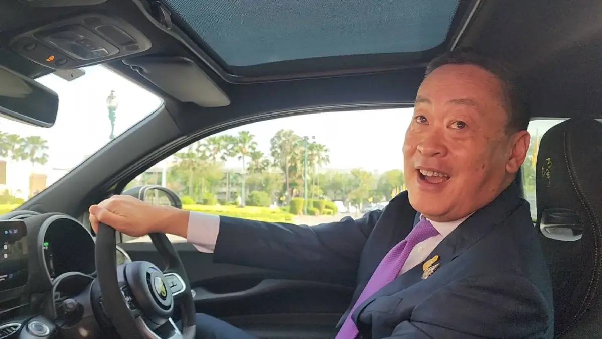 นายกฯเศรษฐาโชว์ขับรถEVเข้าทำเนียบฯประชุมบอร์ดยานยนต์ไฟฟ้า