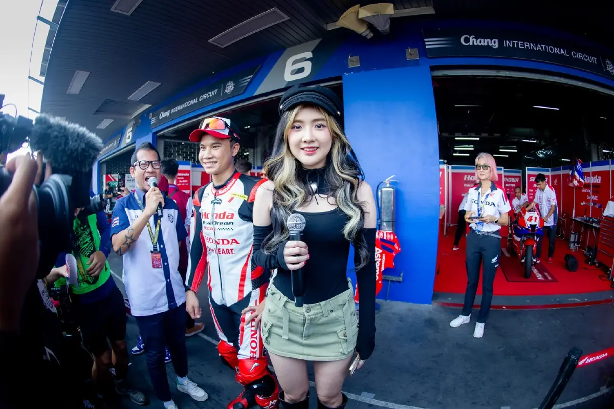 ครั้งแรกในไทย-ครั้งแรกในโลก! “ Grid Girl ชุดผ้าไหมไทย” บนแทร็กรถแข่ง