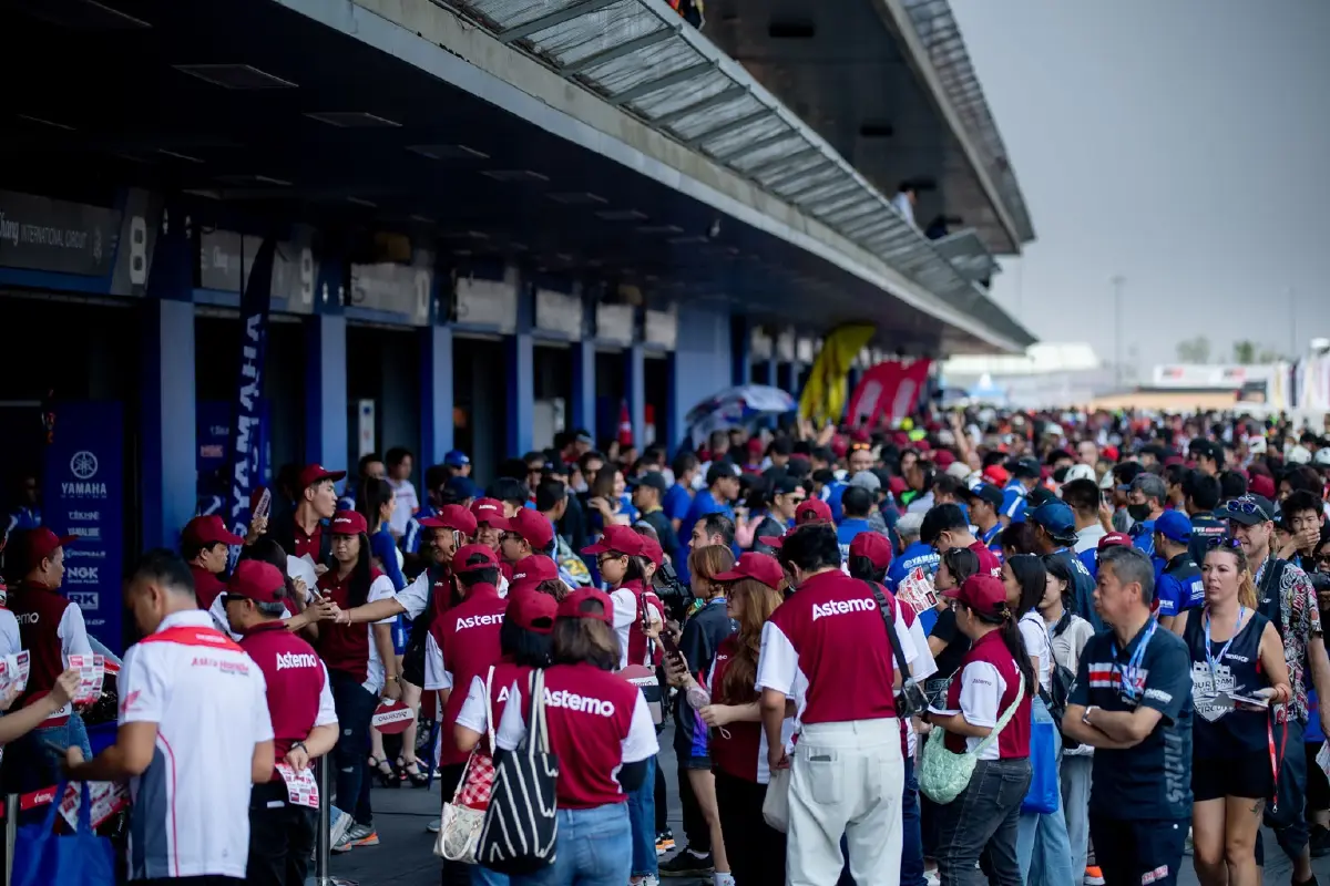 ครั้งแรกในไทย-ครั้งแรกในโลก! “ Grid Girl ชุดผ้าไหมไทย” บนแทร็กรถแข่ง