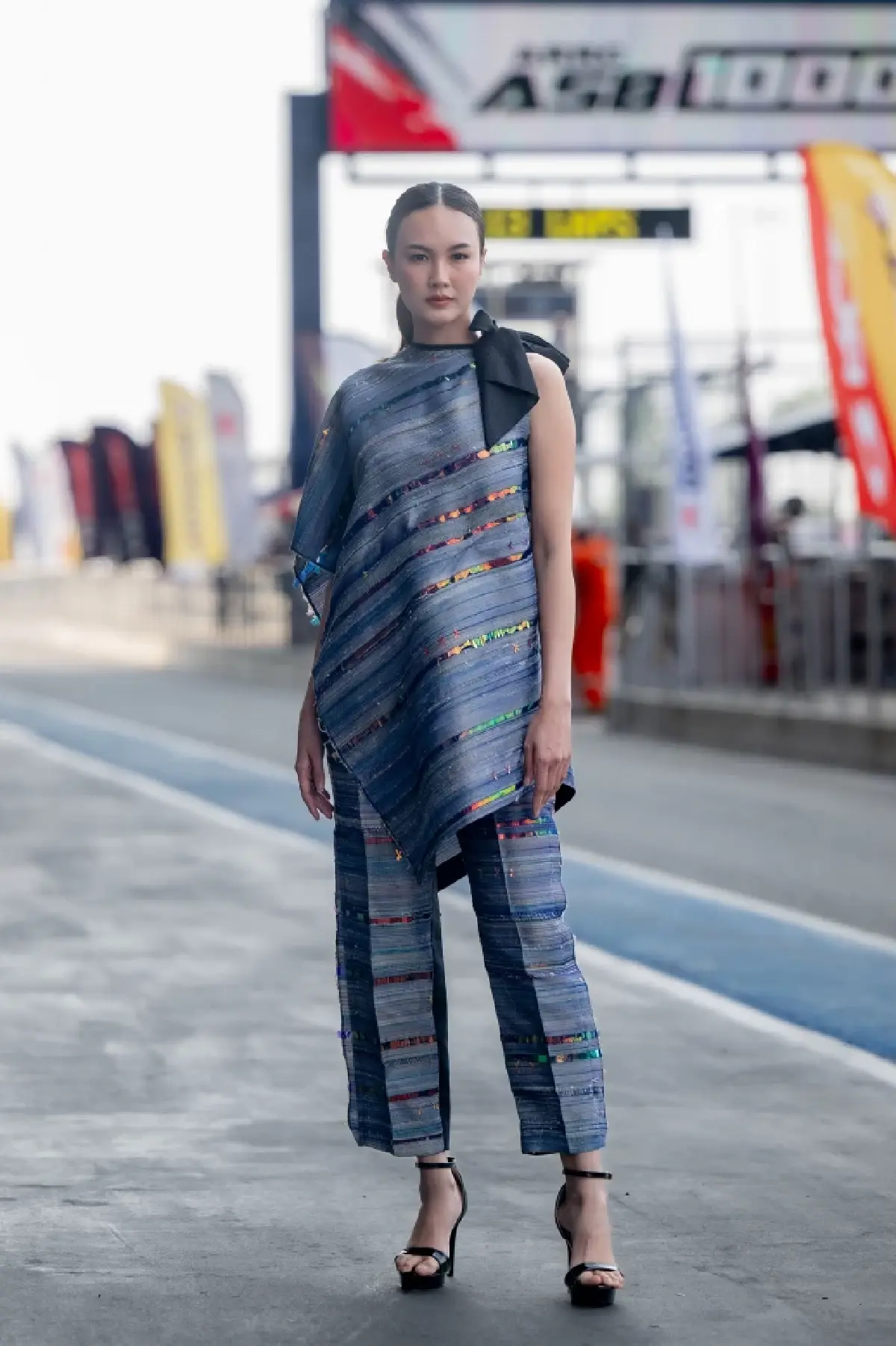 ครั้งแรกในไทย-ครั้งแรกในโลก! “ Grid Girl ชุดผ้าไหมไทย” บนแทร็กรถแข่ง