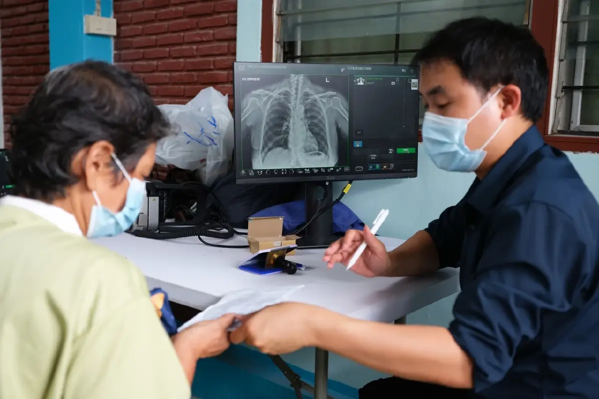 ‘ดุสิตโมเดล‘ ใช้เครื่องเอ็กซเรย์แบบพกพาผสานเทคโนโลยี AI ยุติวัณโรคในชุมชน