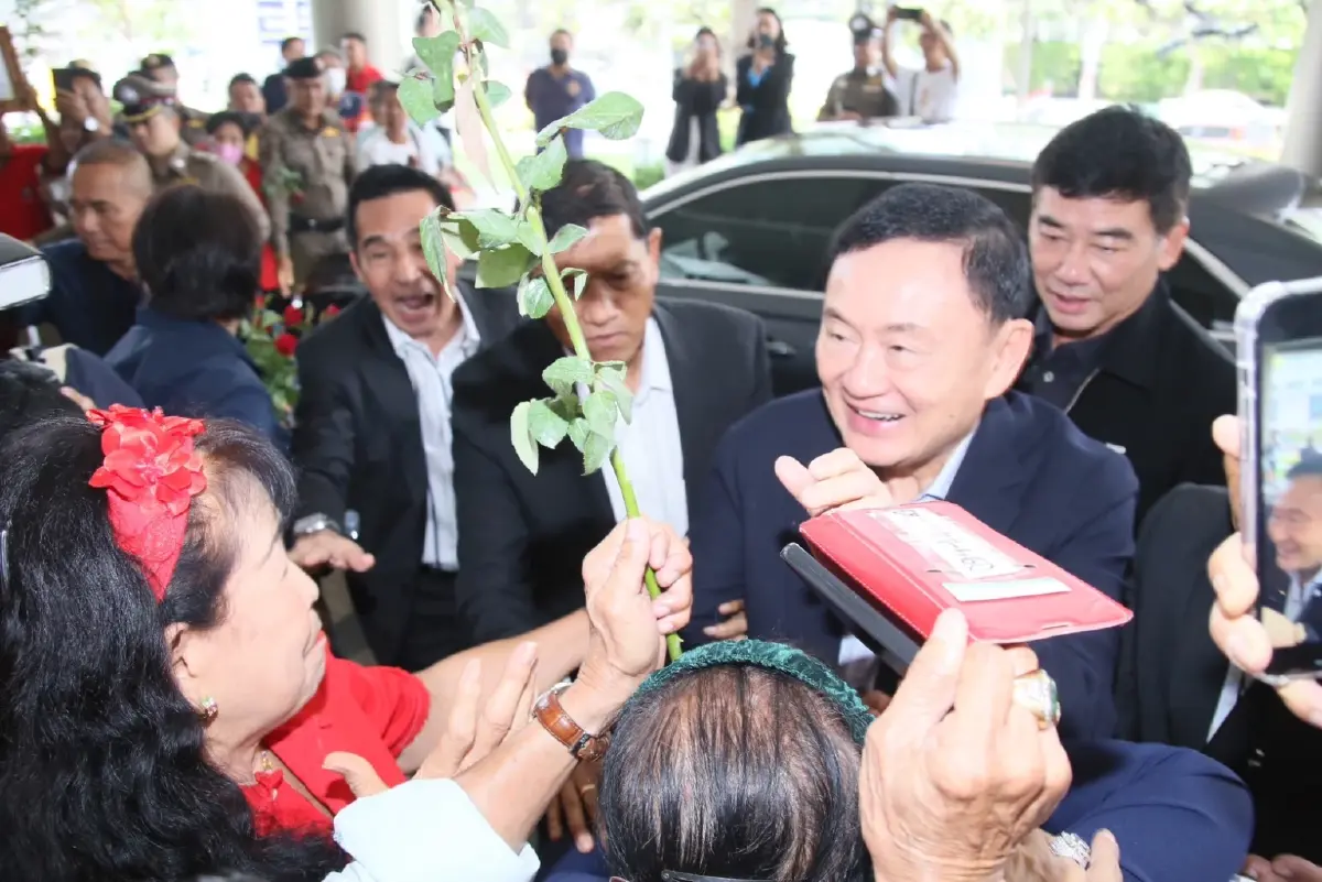 ชมภาพชุด ทักษิณ เข้าพรรคเพื่อไทยในรอบ17ปี แกนนำ รัฐมนตรี สส.รอต้อนรับคึกคัก