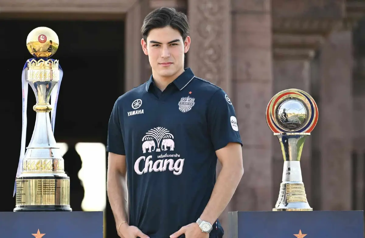 จากนักเตะสู่รันเวย์! “สยาม แยปป์” สวมชุดผ้าไหมเดินแบบงาน Colors of Buriram