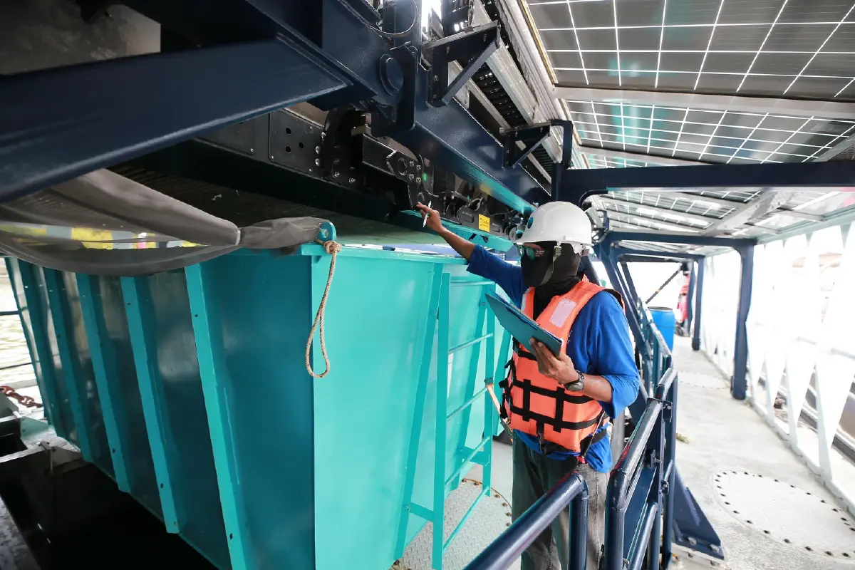 เปิดตัว"เรือดักจับขยะบนผิวน้ำ" ใช้พลังงานธรรมชาติ เก็บขยะ 1 แสนชิ้น/วัน