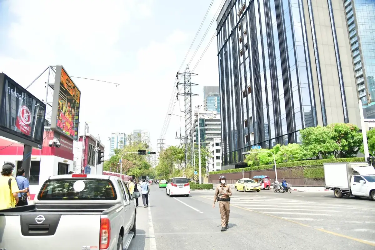 คืนเดียวสายไฟฟ้าหายหมด ! กทม.ผนึกกำลัง MEA ทำถนนสารสินไร้เสาสายในคืนเดียว