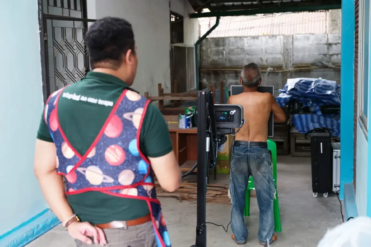 ‘ดุสิตโมเดล‘ ใช้เครื่องเอ็กซเรย์แบบพกพาผสานเทคโนโลยี AI ยุติวัณโรคในชุมชน