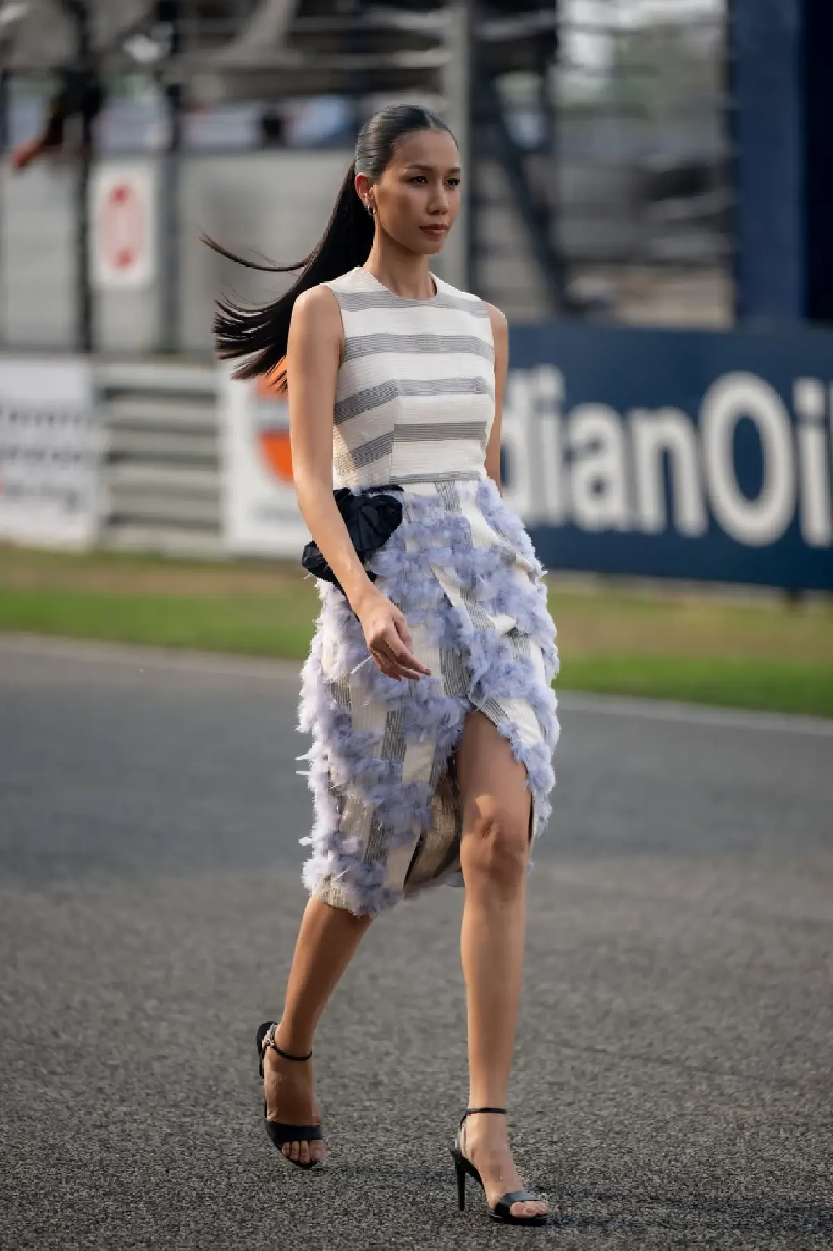 ครั้งแรกในไทย-ครั้งแรกในโลก! “ Grid Girl ชุดผ้าไหมไทย” บนแทร็กรถแข่ง