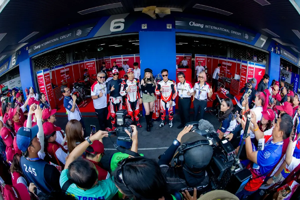 ครั้งแรกในไทย-ครั้งแรกในโลก! “ Grid Girl ชุดผ้าไหมไทย” บนแทร็กรถแข่ง