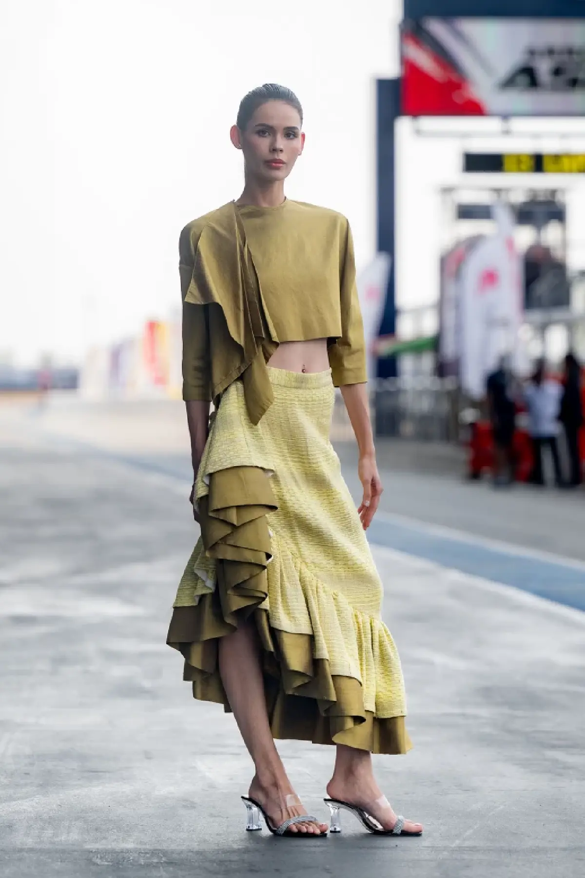 ครั้งแรกในไทย-ครั้งแรกในโลก! “ Grid Girl ชุดผ้าไหมไทย” บนแทร็กรถแข่ง