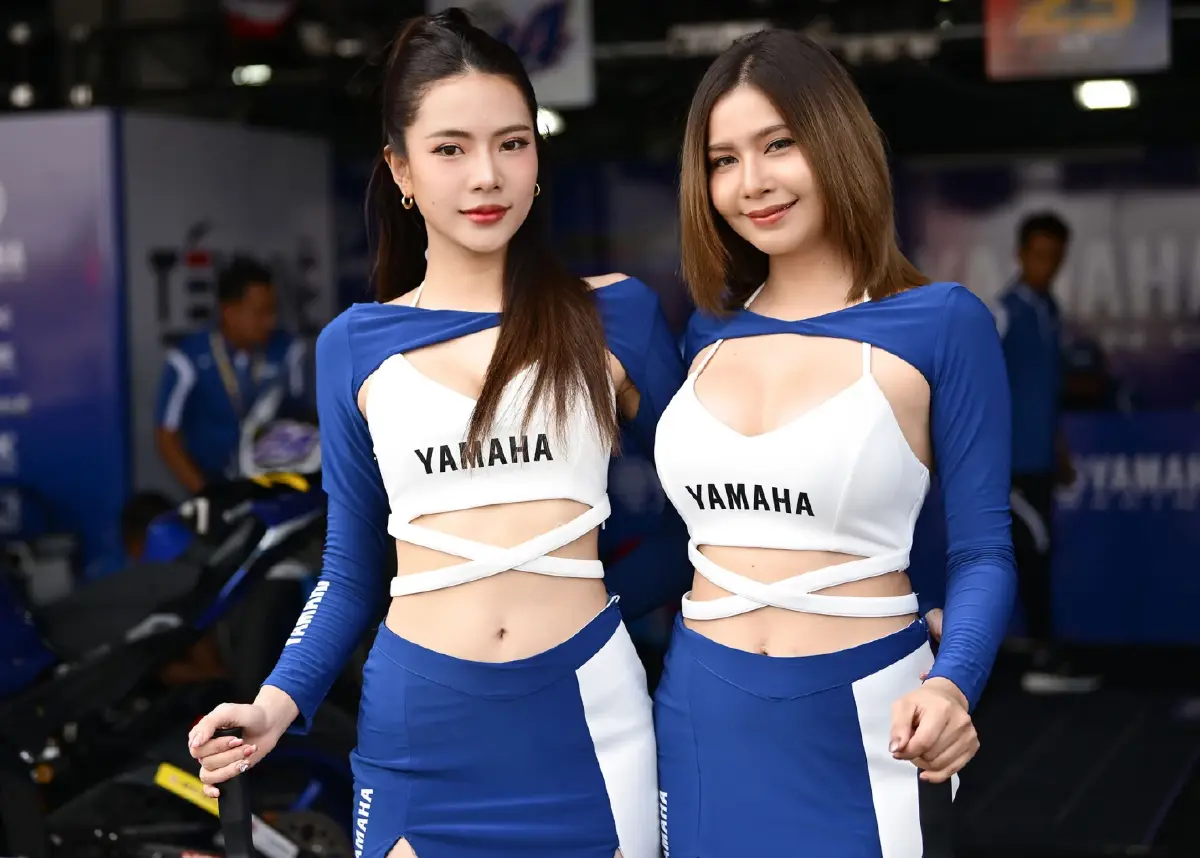 ครั้งแรกในไทย-ครั้งแรกในโลก! “ Grid Girl ชุดผ้าไหมไทย” บนแทร็กรถแข่ง