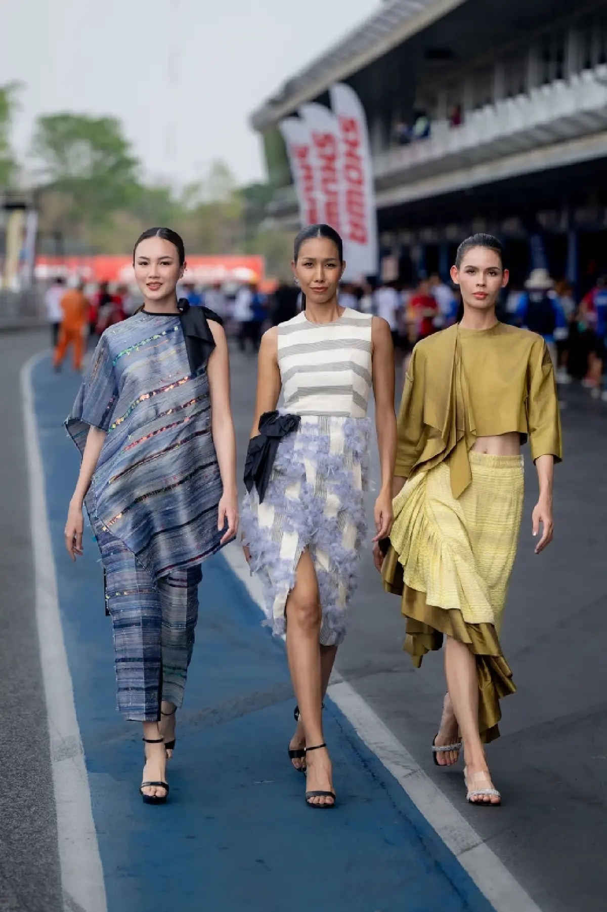 ครั้งแรกในไทย-ครั้งแรกในโลก! “ Grid Girl ชุดผ้าไหมไทย” บนแทร็กรถแข่ง