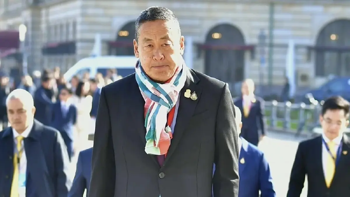 นายกฯสวมใส่ผ้าขาวม้าพันรอบคอที่ประเทศฝรั่งเศส