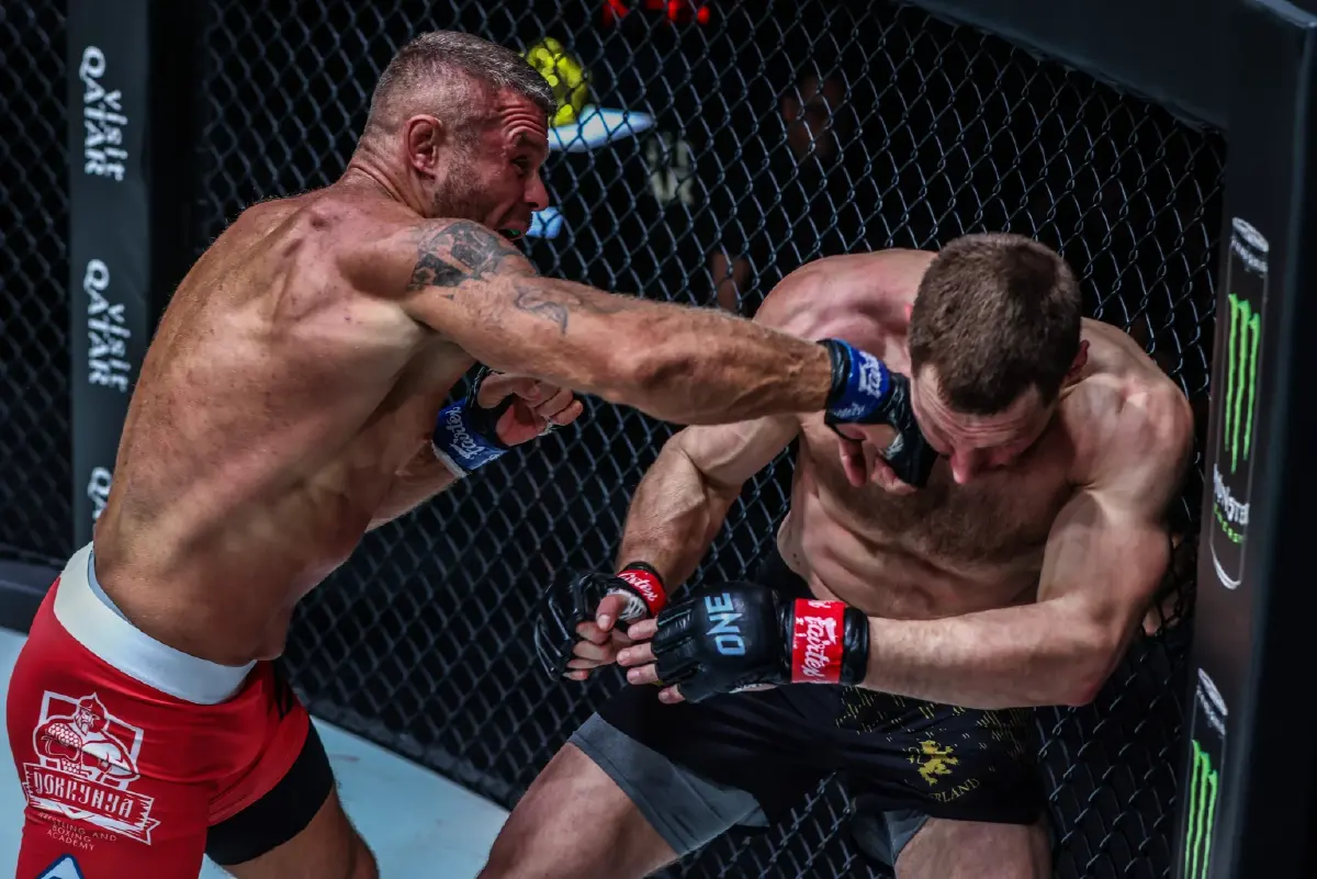 ผลมวย  ONE 166  “อนาโตลี” ทุบ “ไรเนียร์” ผงาดครองบัลลังก์ MMA 3 รุ่น คนแรก