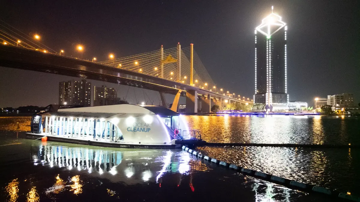 เปิดตัว"เรือดักจับขยะบนผิวน้ำ" ใช้พลังงานธรรมชาติ เก็บขยะ 1 แสนชิ้น/วัน