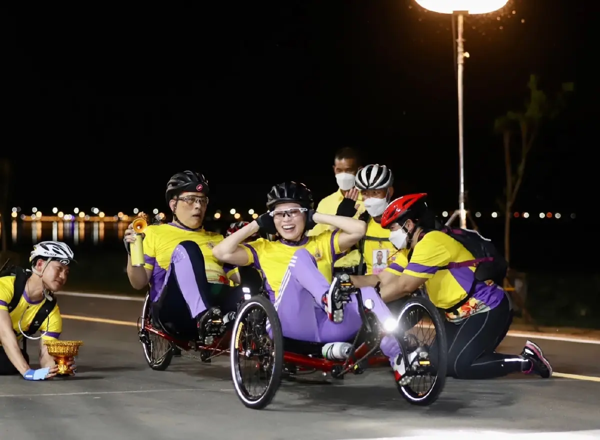 ในหลวง ทรงเปิดโครงการพัฒนาบึงสีไฟเฉลิมพระเกียรติฯ-สนามจักรยาน