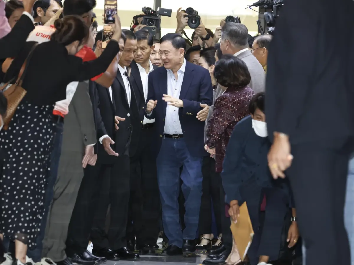 ชมภาพชุด ทักษิณ เข้าพรรคเพื่อไทยในรอบ17ปี แกนนำ รัฐมนตรี สส.รอต้อนรับคึกคัก