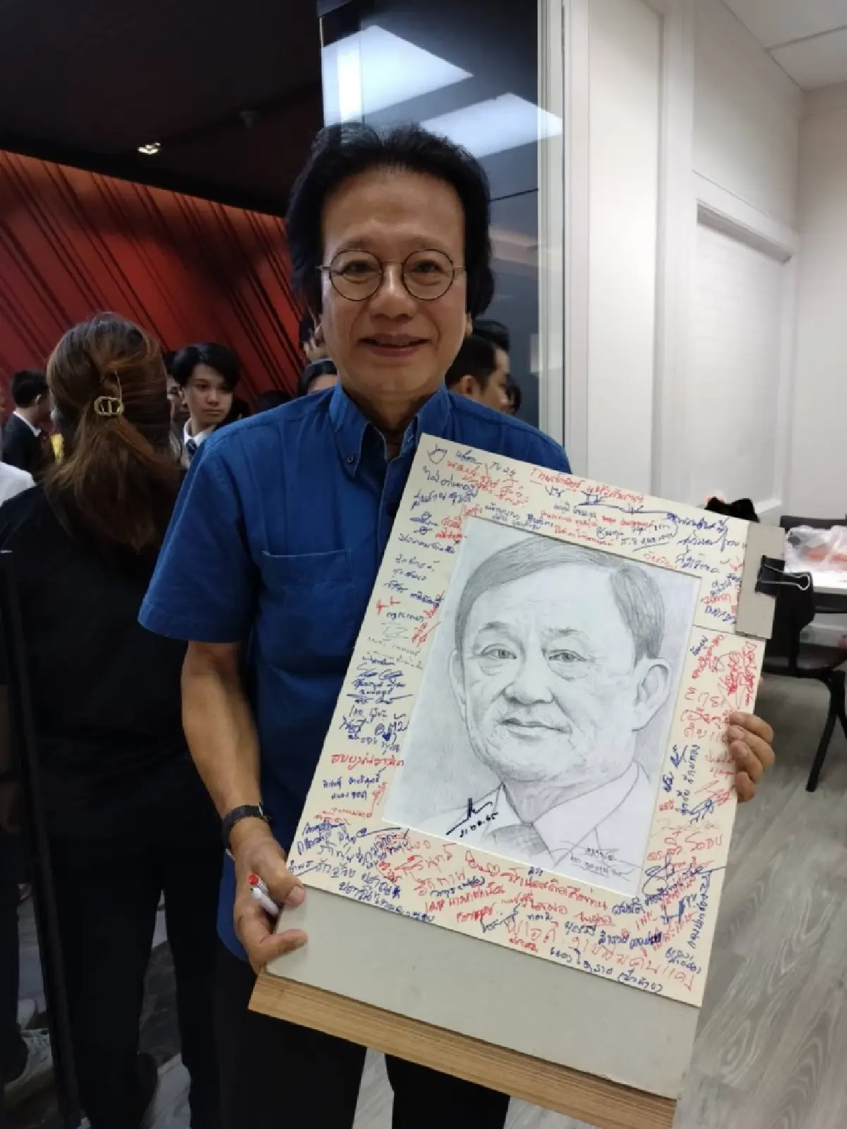 ชมภาพชุด ทักษิณ เข้าพรรคเพื่อไทยในรอบ17ปี แกนนำ รัฐมนตรี สส.รอต้อนรับคึกคัก