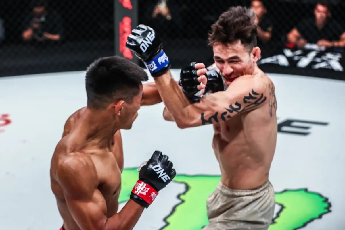 ผลมวย  ONE 166  “อนาโตลี” ทุบ “ไรเนียร์” ผงาดครองบัลลังก์ MMA 3 รุ่น คนแรก