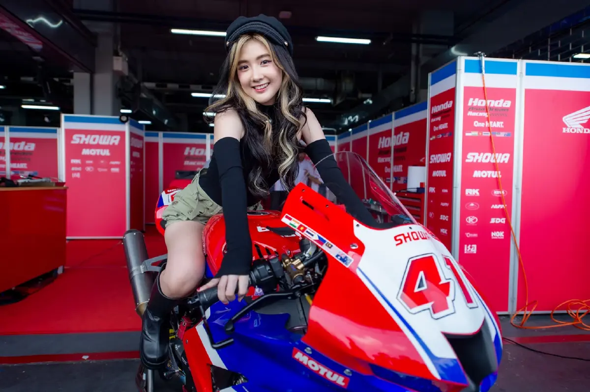 ครั้งแรกในไทย-ครั้งแรกในโลก! “ Grid Girl ชุดผ้าไหมไทย” บนแทร็กรถแข่ง