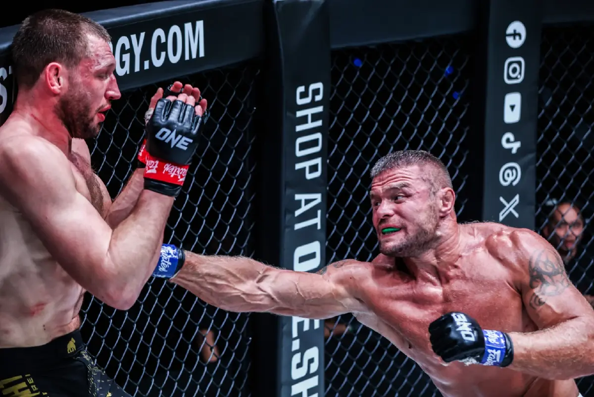 ผลมวย  ONE 166  “อนาโตลี” ทุบ “ไรเนียร์” ผงาดครองบัลลังก์ MMA 3 รุ่น คนแรก