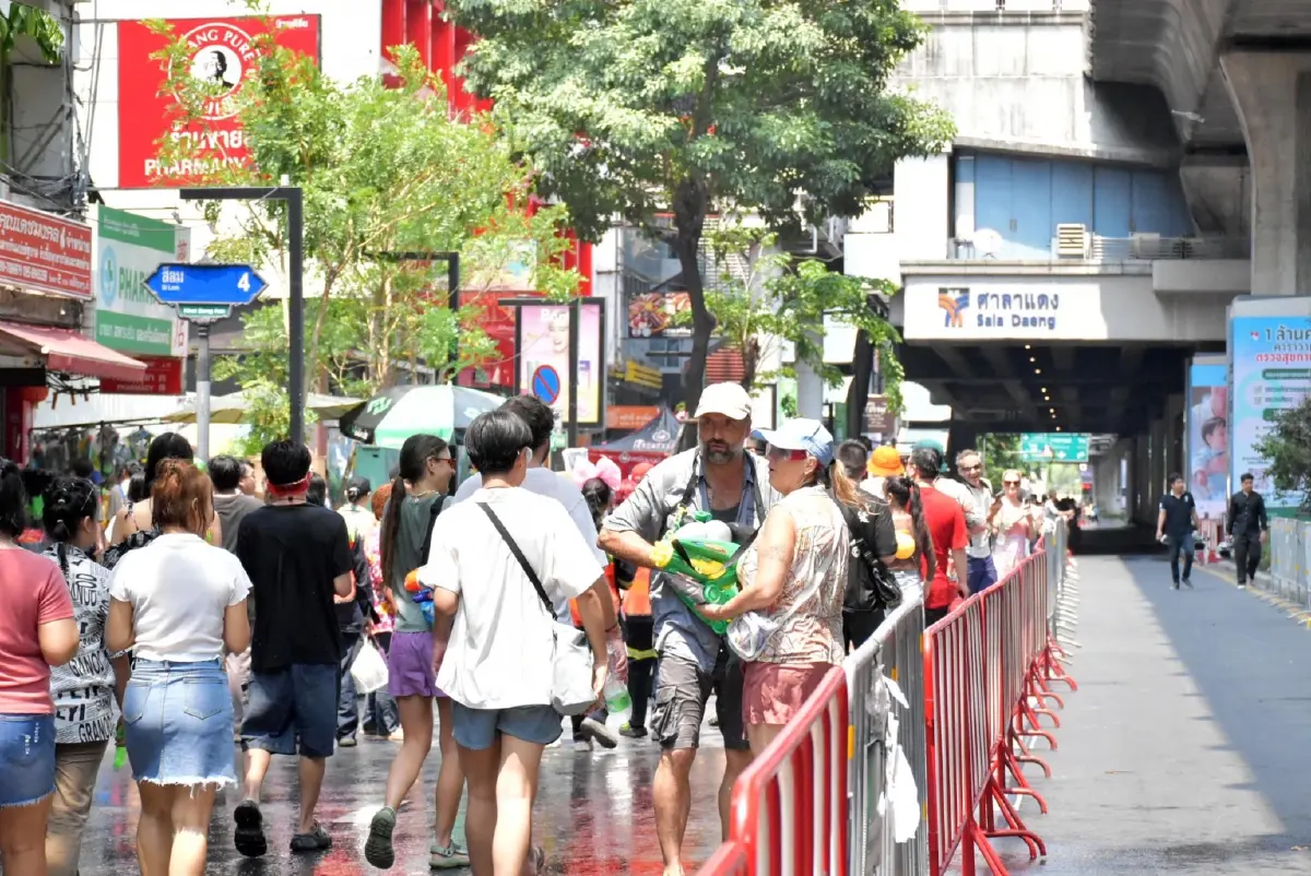 ไขข้อสงสัย ! ปิดถนนสีลมทั้งทีจะกั้นเอาไว้ทำไมหนึ่งเลน?