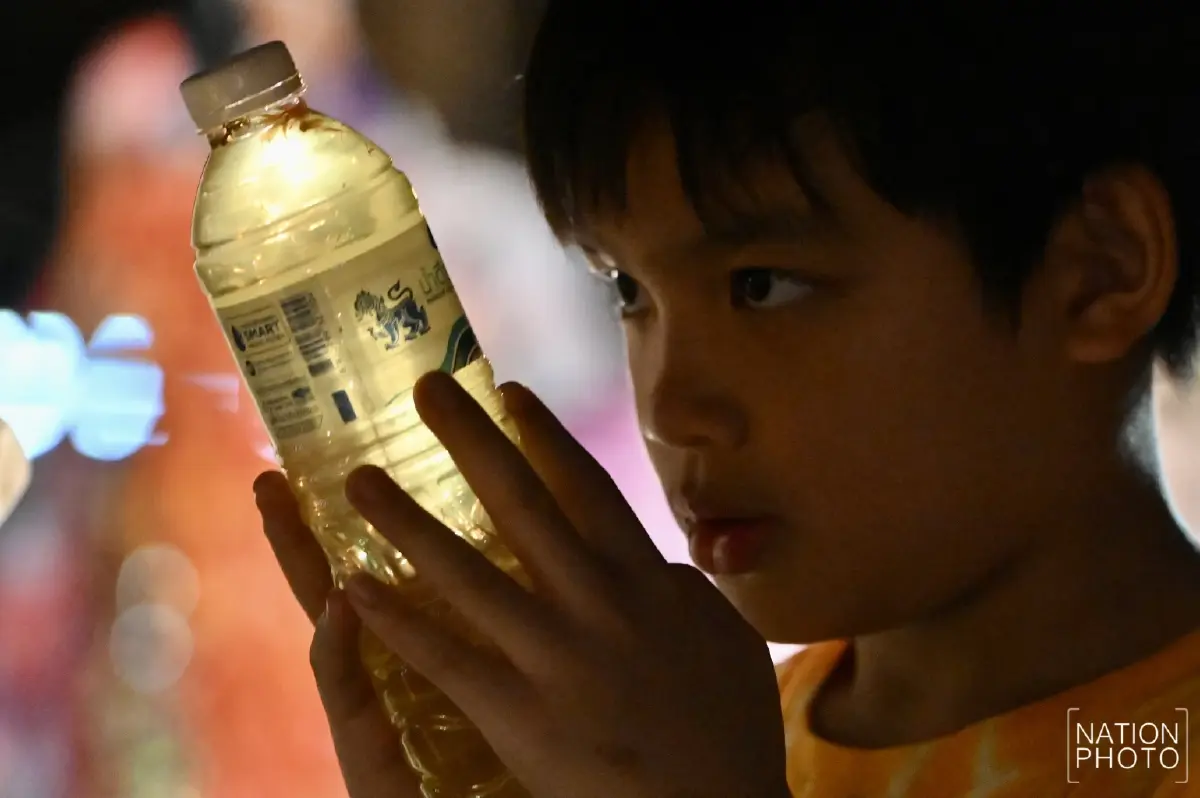 ประชาชนร่วมสรงน้ำพระพุทธสิหิงค์ระหว่างพิธีงานป๋าเวณีปี๋ใหม่เมือง