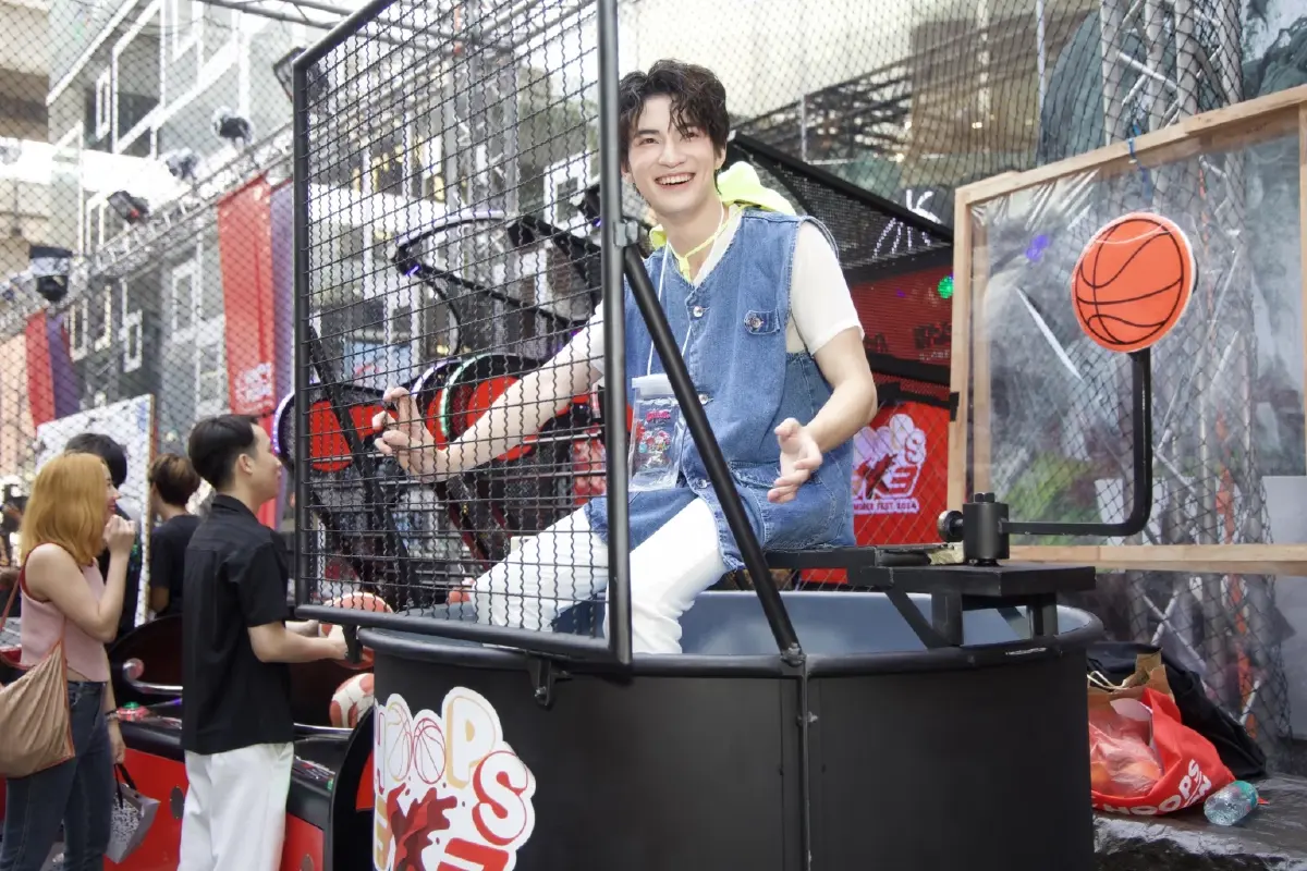 นักท่องเที่ยวแห่ฉลองสงกรานต์ สยามพารากอน สยามเซ็นเตอร์ และสยามดิสคัฟเวอรี่ มันส์ฉ่ำมหกรรมคอนเสิร์ตศิลปินดัง