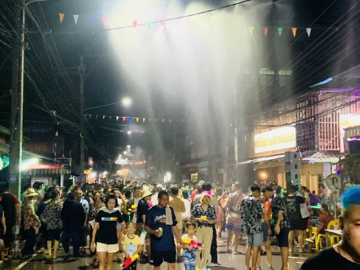 ถนนหน้าตลาด 100 ปี อำเภอลอง จังหวัดแพร่