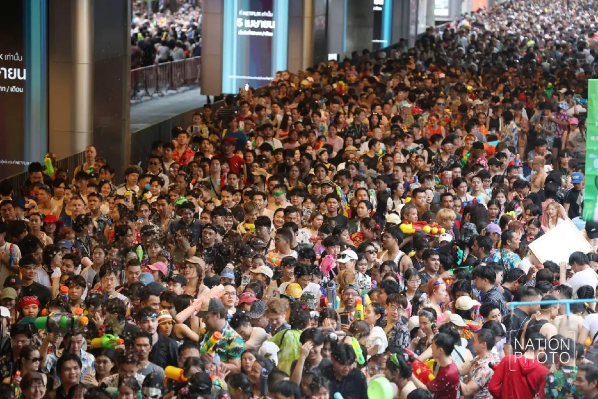 คลื่นมวลชนมหาศาลเล่นสงกรานต์ที่สีลม